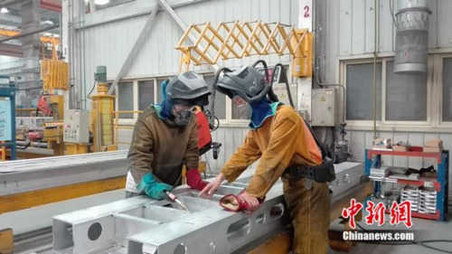 張合禮指導徒弟工作。中新網(wǎng) 邱宇 攝