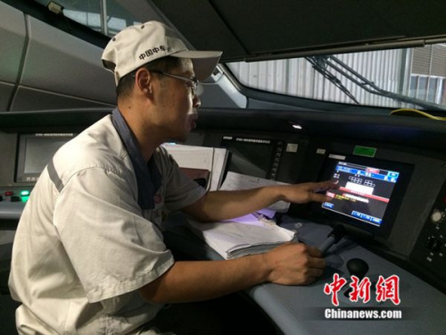 中車青島四方機車車輛股份有限公司高鐵調(diào)試高級技師周勇在演示調(diào)試過程。中新網(wǎng) 邱宇 攝