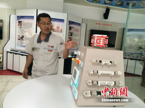 周勇在工作室介紹他制作的模型。中新網(wǎng) 邱宇 攝