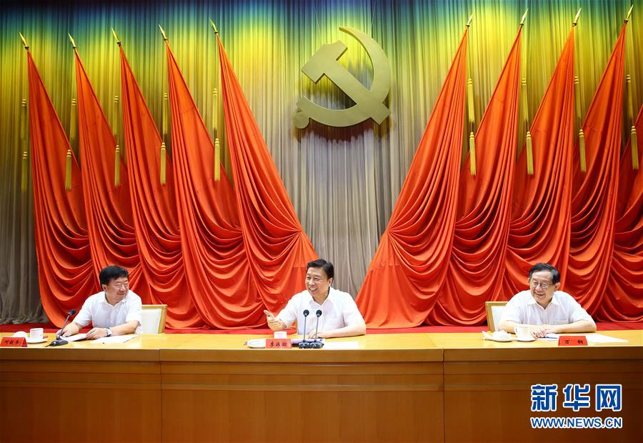 7月22日，中國(guó)科協(xié)和中央黨校聯(lián)合舉辦的科技領(lǐng)軍人才專題研修班在北京結(jié)業(yè)，中共中央政治局委員、國(guó)家副主席李源潮出席結(jié)業(yè)式并講話。新華社記者丁海濤攝