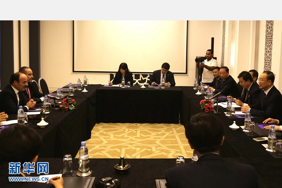 9月19日，在摩洛哥首都拉巴特，中共中央書記處書記、全國(guó)政協(xié)副主席杜青林（右一）會(huì)見摩洛哥真實(shí)性與現(xiàn)代黨總書記奧馬里（左一）。應(yīng)摩洛哥參議院邀請(qǐng)，中共中央書記處書記、全國(guó)政協(xié)副主席杜青林于18日至20日率中共代表團(tuán)訪摩，分別會(huì)見政府首腦本&middot;基蘭、參議長(zhǎng)本希馬、真實(shí)性與現(xiàn)代黨總書記奧馬里等。新華社記者劉鍇攝