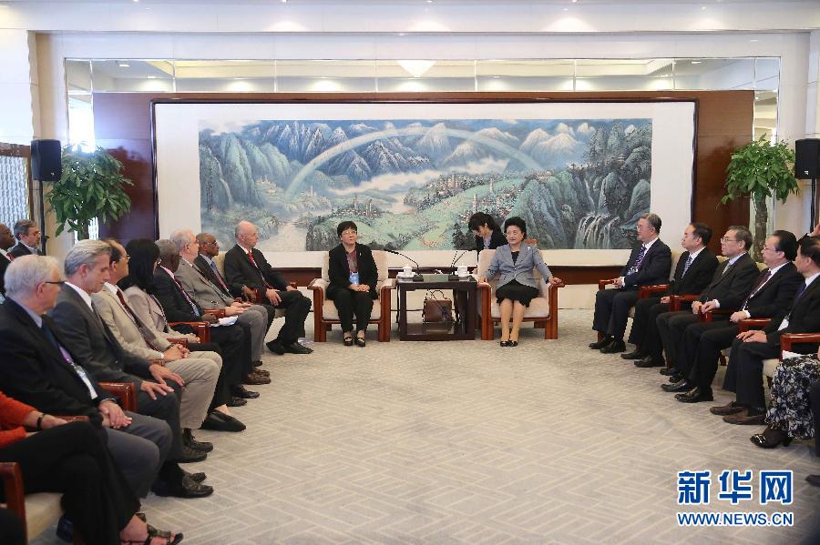 9月28日，國際醫(yī)學科學院組織2016年全體成員大會在北京舉行。國務院副總理劉延東出席會議并作主旨報告。會前，劉延東集體會見出席大會的主要嘉賓。新華社記者劉衛(wèi)兵攝 