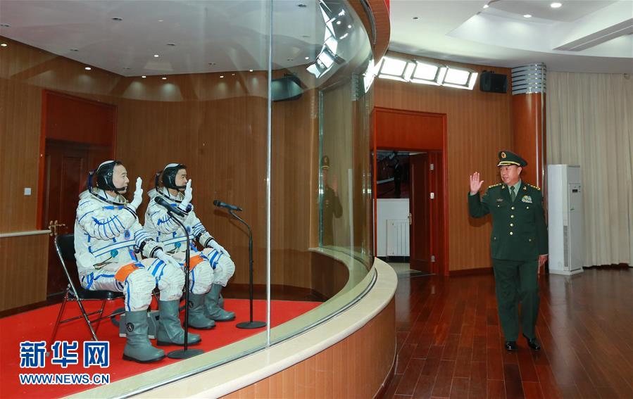 （時政）范長龍看望神舟十一號航天員景海鵬、陳冬