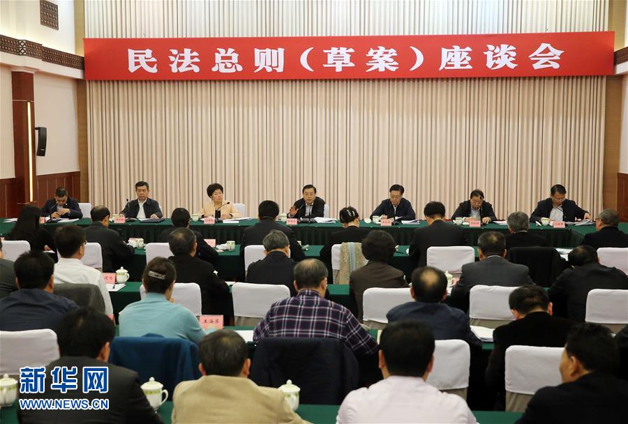 這是11月23日，張德江在成都主持召開座談會，11個?。▍^(qū)、市）人大常委會負(fù)責(zé)同志、部分全國人大代表、法律工作者及專家學(xué)者參加會議。新華社記者 劉衛(wèi)兵 攝 