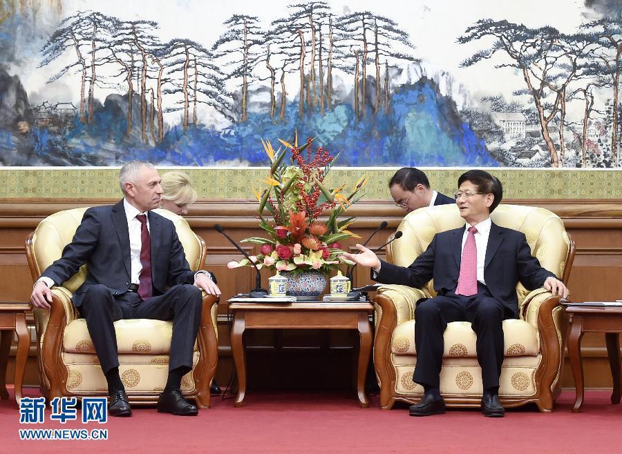 11月25日，中共中央政治局委員、中央政法委書記孟建柱在北京會(huì)見白俄羅斯總統(tǒng)辦公廳副主任米茨克維奇。 新華社記者燕雁攝 
