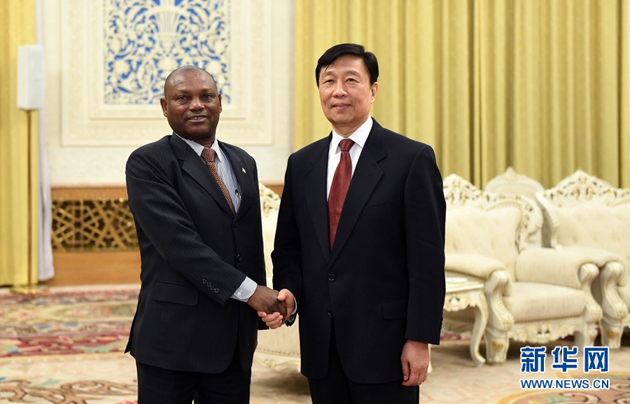 12月26日，國(guó)家副主席李源潮在北京會(huì)見圣多美和普林西比外交和海外僑民部部長(zhǎng)博特略。 新華社記者 張鐸 攝