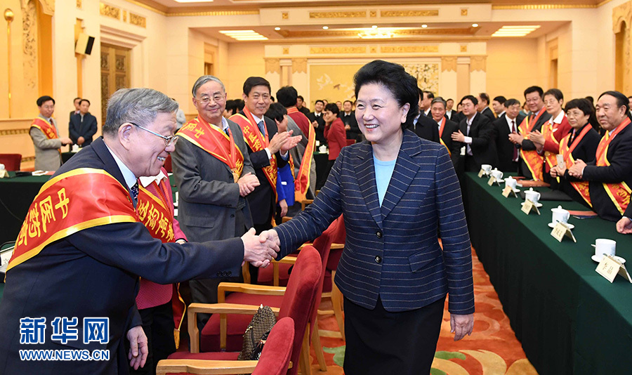 12月29日，中共中央政治局委員、國務(wù)院副總理劉延?xùn)|在北京與中醫(yī)藥高等學(xué)校教學(xué)名師座談。這是座談會前，劉延?xùn)|與獲得表彰的教師握手。新華社記者 張鐸 攝