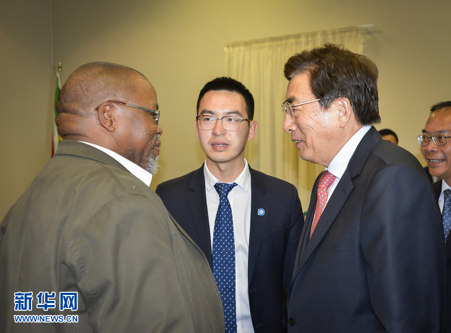 3月26日，中共中央政治局委員、北京市委書記郭金龍（前右）在南非約翰內斯堡與執(zhí)政的南非非洲人國民大會總書記曼塔謝（前左）舉行工作會談。  新華社記者趙熙攝