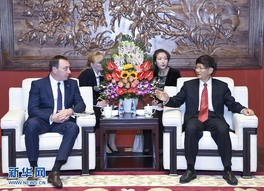 4月10日，中共中央政治局委員、中央政法委書記、中白政府間合作委員會(huì)中方主席孟建柱在北京會(huì)見白俄羅斯總統(tǒng)辦公廳副主任、中白政府間合作委員會(huì)白方主席斯諾普科夫。新華社記者 張領(lǐng) 攝