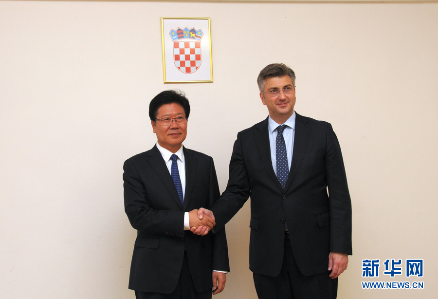 4月10日，克羅地亞民主共同體主席、政府總理普連科維奇（右）在薩格勒布會見中共中央政治局委員、中央黨的建設(shè)工作領(lǐng)導小組副組長張春賢。新華社記者薛群攝