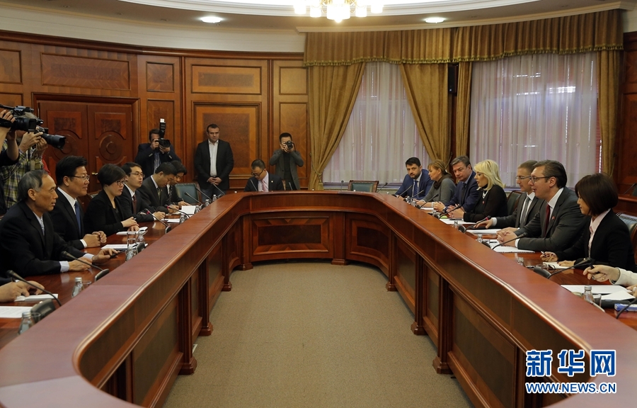 4月12日，塞爾維亞前進(jìn)黨主席、政府總理武契奇（右二）在貝爾格萊德會見中共中央政治局委員、中央黨的建設(shè)工作領(lǐng)導(dǎo)小組副組長張春賢（左二）。新華社發(fā)（普雷德拉格&middot;米洛薩夫列維奇攝）