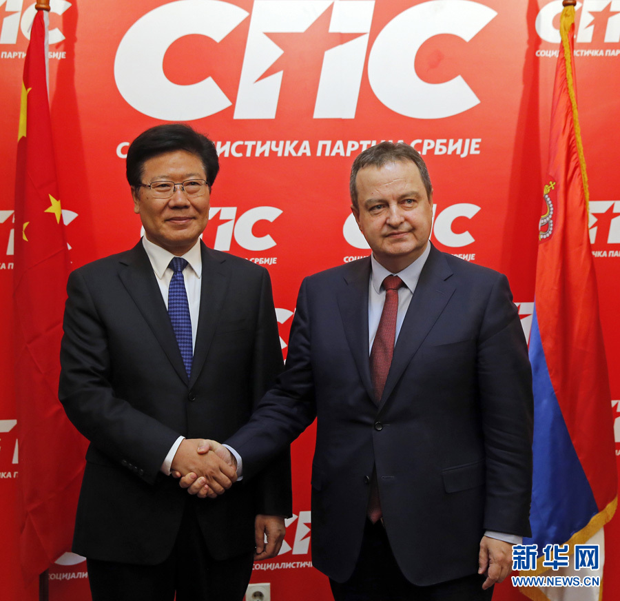 4月13日，中共中央政治局委員、中央黨的建設(shè)工作領(lǐng)導(dǎo)小組副組長張春賢（左）在塞爾維亞貝爾格萊德會見塞社會黨主席、政府第一副總理兼外長達(dá)契奇。新華社發(fā)（普雷德拉格&middot;米洛薩夫列維奇攝）