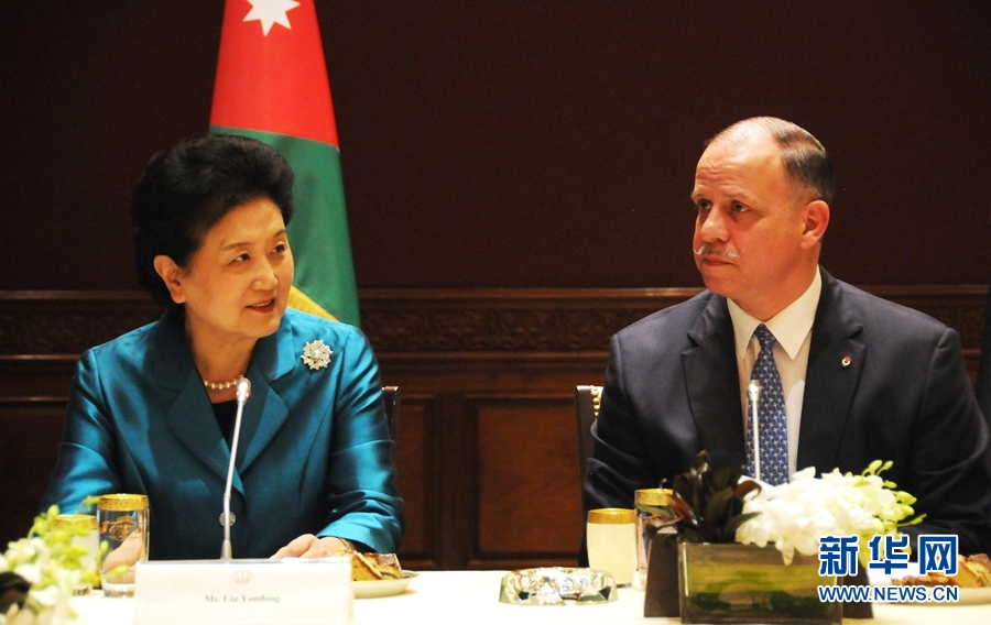 4月20日，在約旦首都安曼，約旦代國(guó)王費(fèi)薩爾（右）會(huì)見(jiàn)中國(guó)國(guó)務(wù)院副總理劉延?xùn)|。 新華社記者林曉蔚攝