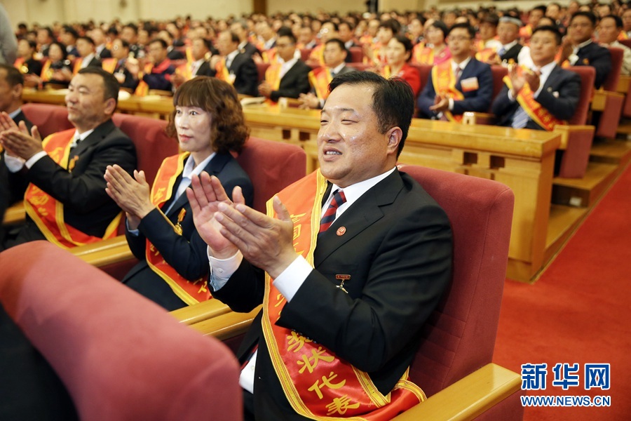 這是與會(huì)代表在表彰大會(huì)上鼓掌。新華社記者 才揚(yáng) 攝