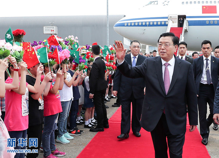 5月8日至10日，中共中央政治局常委、全國人大常委會委員長張德江視察澳門特別行政區(qū)。這是5月8日，張德江抵達(dá)澳門國際機(jī)場。 新華社記者龐興雷 攝 