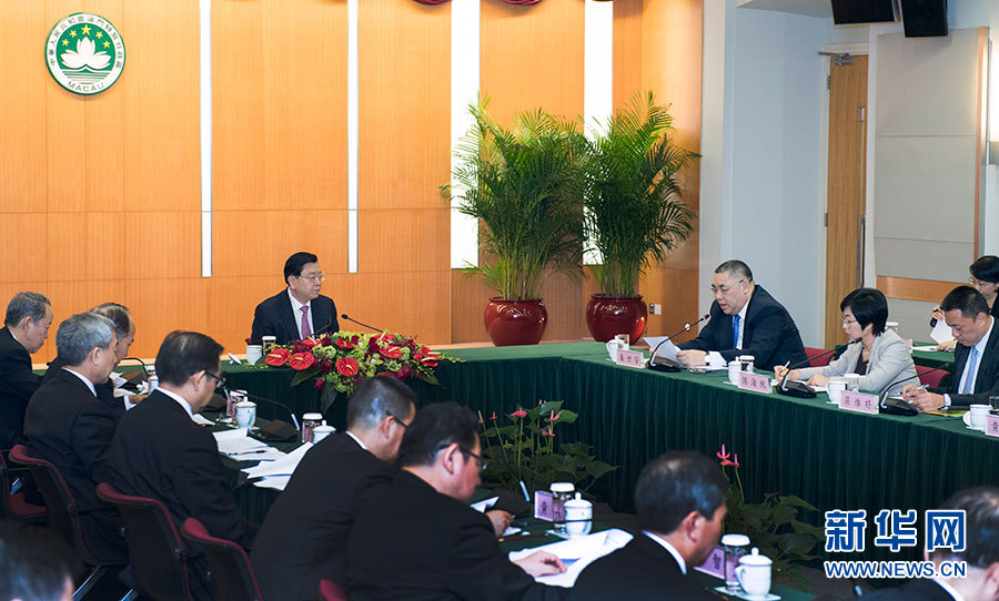 5月8日至10日，中共中央政治局常委、全國人大常委會委員長張德江視察澳門特別行政區(qū)。這是5月8日，張德江聽取澳門特別行政區(qū)政府工作匯報。新華社記者 李學(xué)仁 攝