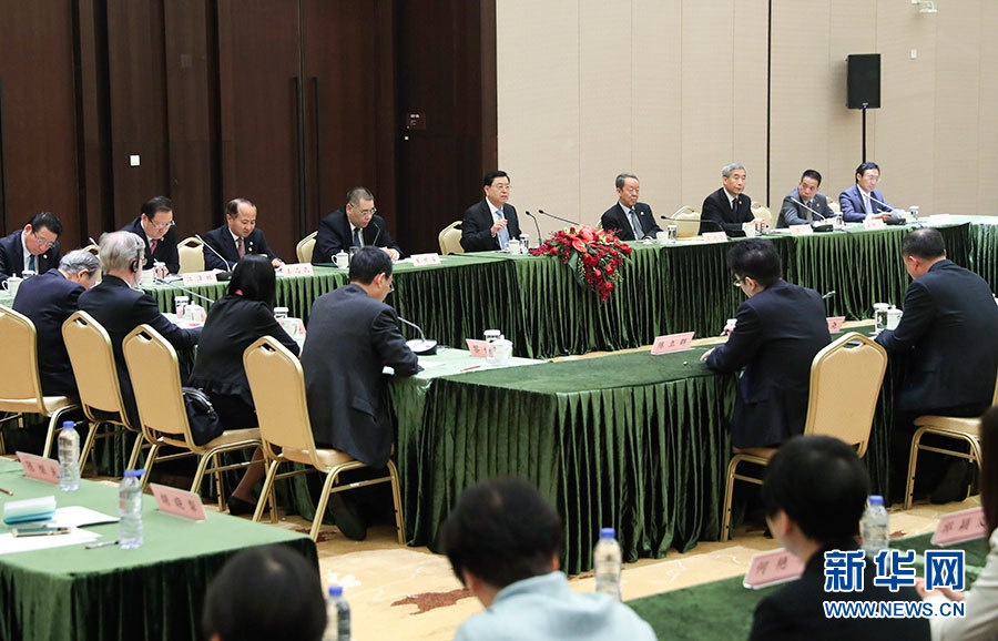 5月8日至10日，中共中央政治局常委、全國人大常委會委員長張德江視察澳門特別行政區(qū)。這是5月10日，張德江與教育工作者和學(xué)生代表座談。新華社記者 龐興雷 攝