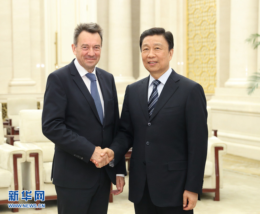 5月15日，國家副主席、中國紅十字會(huì)名譽(yù)會(huì)長(zhǎng)李源潮在北京會(huì)見來華出席&ldquo;一帶一路&rdquo;國際合作高峰論壇的紅十字國際委員會(huì)主席莫雷爾。新華社記者 王曄 攝