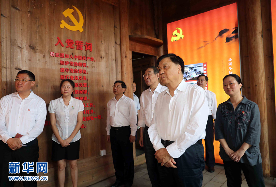 6月8日至10日，中共中央政治局常委、中央書(shū)記處書(shū)記劉云山在福建調(diào)研。這是6月9日，劉云山專(zhuān)程來(lái)到政和縣石圳村，深入了解廖俊波的事跡。新華社記者 劉衛(wèi)兵 攝