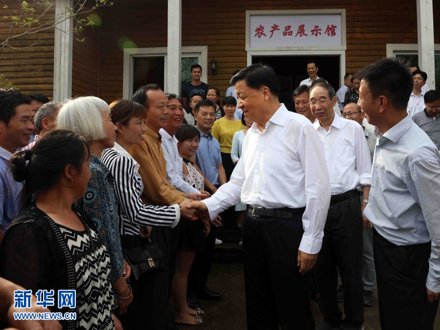 6月8日至10日，中共中央政治局常委、中央書(shū)記處書(shū)記劉云山在福建調(diào)研。這是6月9日，劉云山在周寧縣上洋村與村民親切交談。新華社記者 劉衛(wèi)兵 攝