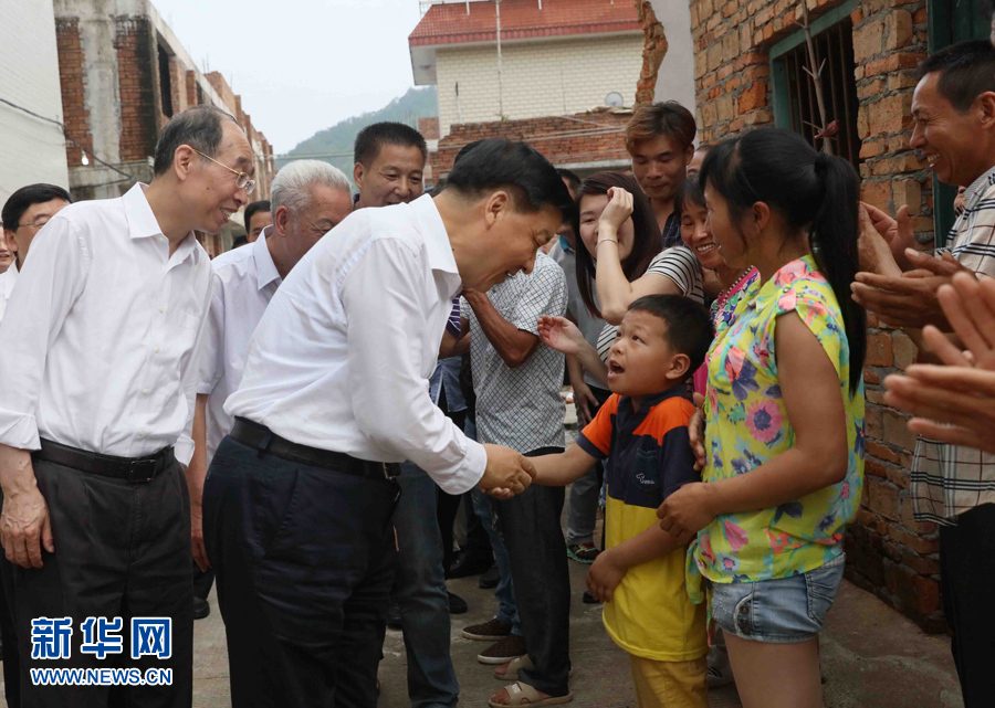 6月8日至10日，中共中央政治局常委、中央書(shū)記處書(shū)記劉云山在福建調(diào)研。這是6月9日，劉云山在福安市溪邳村走訪群眾家庭。新華社記者 劉衛(wèi)兵 攝