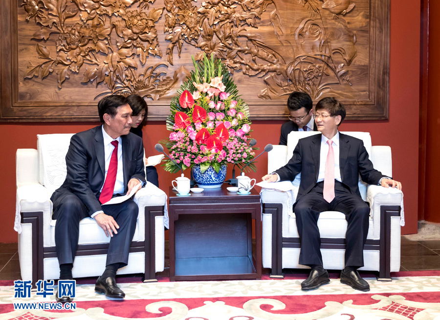 6月15日，中共中央政治局委員、中央政法委書記孟建柱在北京會見印尼總統(tǒng)特使、海洋統(tǒng)籌部長盧胡特。   新華社記者 丁海濤攝