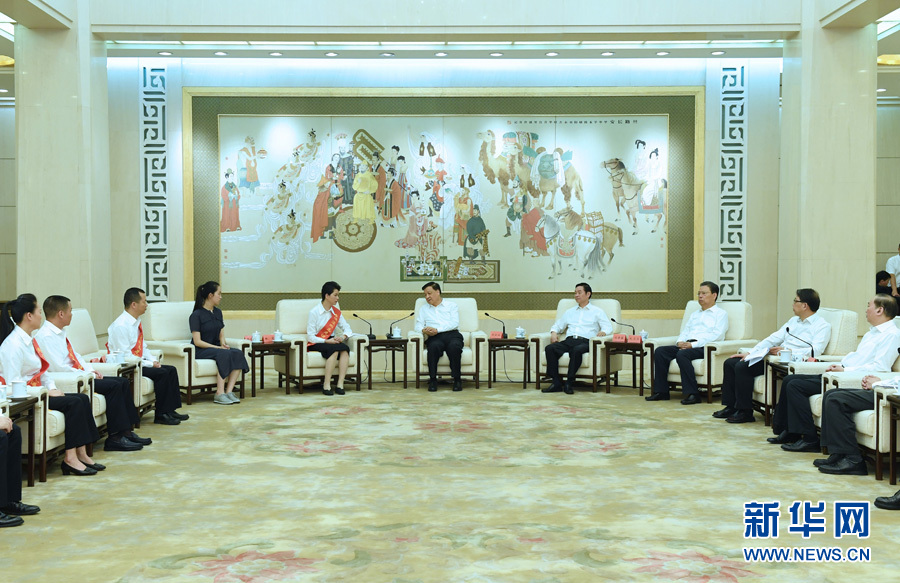 6月21日，廖俊波同志先進事跡報告會在北京人民大會堂舉行。報告會前，中共中央政治局常委、中央書記處書記劉云山會見報告團成員，代表習近平總書記，代表黨中央，向廖俊波同志家屬表示親切慰問，并頒發(fā)黨中央追授廖俊波同志&ldquo;全國優(yōu)秀共產黨員&rdquo;證書、獎章。新華社記者 饒愛民 攝