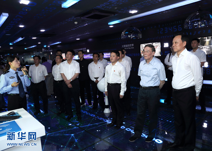 6月20日至22日，中共中央政治局常委、中央紀(jì)委書記王岐山在貴州省檢查紀(jì)檢監(jiān)察工作。這是6月21日，王岐山在調(diào)研期間考察貴陽大數(shù)據(jù)應(yīng)用展示中心。新華社記者 王曄 攝