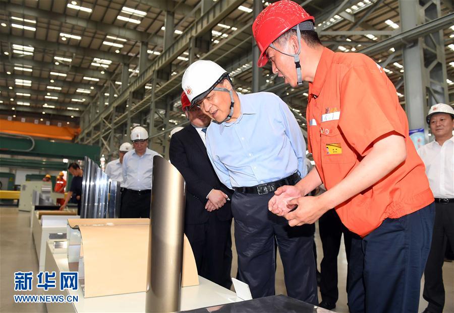 6月22日至24日，中共中央政治局常委、中央書(shū)記處書(shū)記劉云山在遼寧調(diào)研。這是6月22日，劉云山在營(yíng)口市忠旺鋁業(yè)公司調(diào)研。 新華社記者張鐸 攝