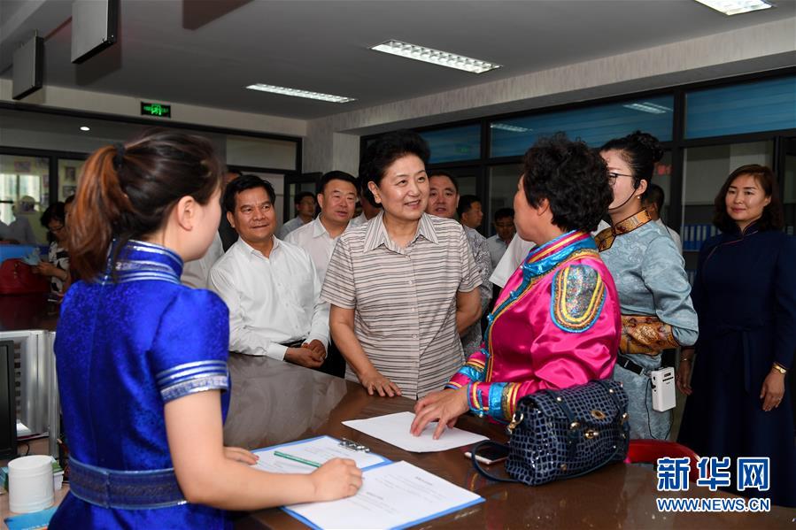 6月25日，全國民族團(tuán)結(jié)進(jìn)步創(chuàng)建經(jīng)驗交流現(xiàn)場會在內(nèi)蒙古興安盟召開，中共中央政治局委員、國務(wù)院副總理劉延?xùn)|出席會議并講話。在內(nèi)蒙古期間，劉延?xùn)|考察內(nèi)蒙古人民代表會議舊址即&ldquo;五一會址&rdquo;，深入社區(qū)看望各族干部群眾。這是劉延?xùn)|在興安盟科右前旗興科社區(qū)與群眾交談。新華社記者 陳曄華 攝