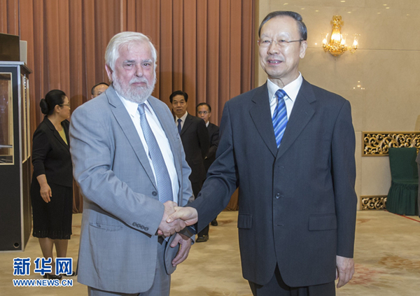 6月28日，中共中央書記處書記、全國政協(xié)副主席、中國經(jīng)濟社會理事會主席杜青林在北京會見歐盟經(jīng)濟社會委員會主席達西斯。 新華社記者 崔新鈺 攝