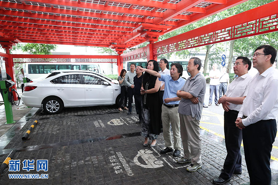 近日，中共中央政治局委員、國(guó)務(wù)院副總理馬凱在北京調(diào)研新能源汽車產(chǎn)業(yè)發(fā)展。這是7月4日，馬凱在北京深入新能源汽車充換電設(shè)施、充電服務(wù)平臺(tái)、分時(shí)租賃等單位調(diào)研。新華社記者 龐興雷 攝