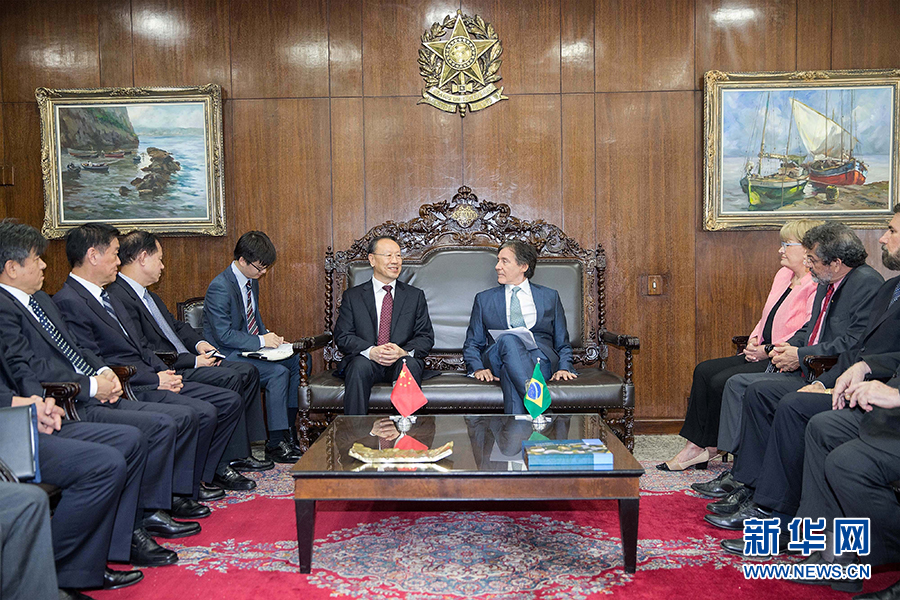 7月11日，在巴西首都巴西利亞，中共中央書記處書記、全國政協(xié)副主席杜青林（中左）會見巴西參議院議長歐尼西奧&middot;奧利維拉（中右）。新華社記者李明攝