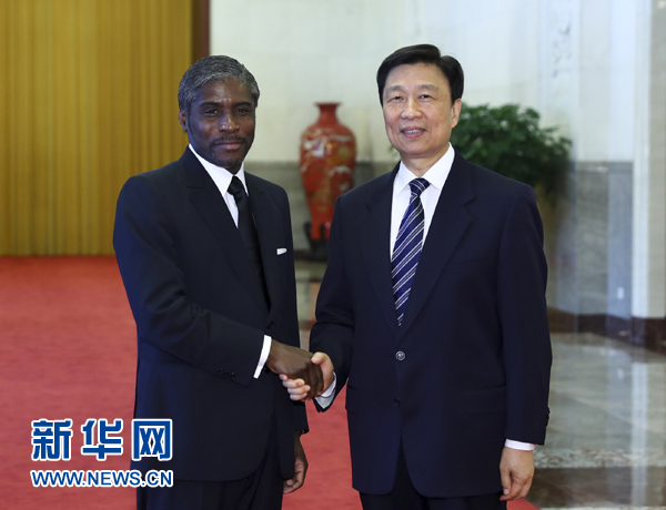 7月13日，中國(guó)國(guó)家副主席李源潮在北京人民大會(huì)堂與赤道幾內(nèi)亞副總統(tǒng)曼格會(huì)談。 新華社記者 謝環(huán)馳 攝