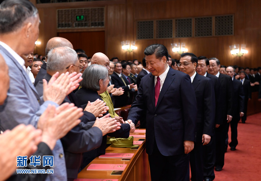 7月28日，慶祝中國人民解放軍建軍90周年文藝晚會《在黨的旗幟下》在北京人民大會堂舉行。中共中央總書記、國家主席、中央軍委主席習近平和李克強、張德江、俞正聲、劉云山、王岐山、張高麗等黨和國家領(lǐng)導人，與首都3000多名各界群眾一起觀看演出。演出開始前，習近平等與老戰(zhàn)士、老同志代表和&ldquo;八一勛章&rdquo;獲得者親切握手。新華社記者 李學仁 攝