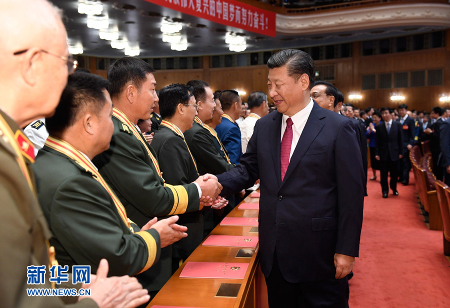 7月28日，慶祝中國人民解放軍建軍90周年文藝晚會《在黨的旗幟下》在北京人民大會堂舉行。中共中央總書記、國家主席、中央軍委主席習近平和李克強、張德江、俞正聲、劉云山、王岐山、張高麗等黨和國家領(lǐng)導人，與首都3000多名各界群眾一起觀看演出。演出開始前，習近平等與老戰(zhàn)士、老同志代表和&ldquo;八一勛章&rdquo;獲得者親切握手。新華社記者 李學仁 攝