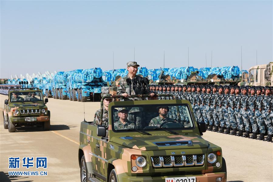 7月30日上午，慶祝中國人民解放軍建軍90周年閱兵在朱日和聯(lián)合訓練基地隆重舉行。中共中央總書記、國家主席、中央軍委主席習近平檢閱部隊并發(fā)表重要講話。這是習近平乘車檢閱部隊。新華社記者 李剛 攝