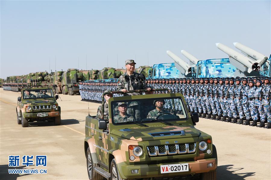 7月30日上午，慶祝中國人民解放軍建軍90周年閱兵在朱日和聯(lián)合訓練基地隆重舉行。中共中央總書記、國家主席、中央軍委主席習近平檢閱部隊并發(fā)表重要講話。這是習近平乘車檢閱部隊。新華社記者 李剛 攝