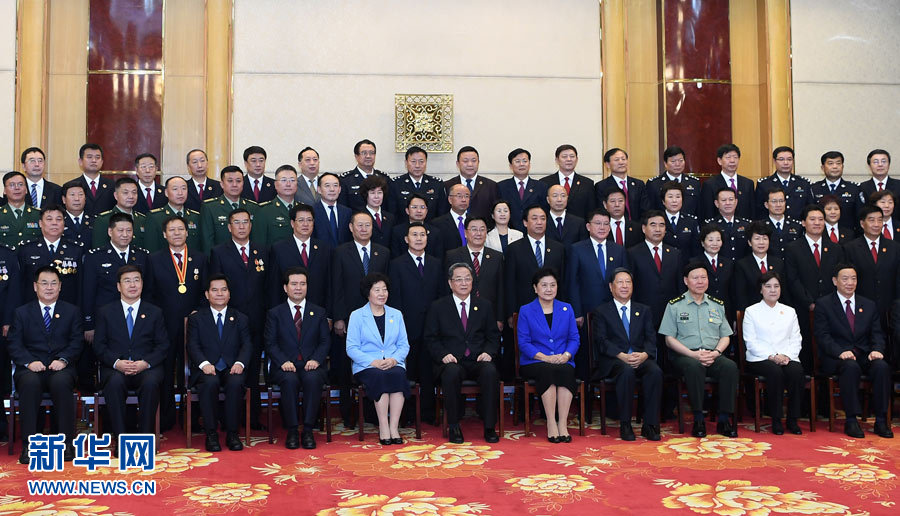 8月7日，中共中央政治局常委、全國(guó)政協(xié)主席、中央代表團(tuán)團(tuán)長(zhǎng)俞正聲率代表團(tuán)部分成員分別赴內(nèi)蒙古軍區(qū)、武警內(nèi)蒙古總隊(duì)、武警內(nèi)蒙古森林總隊(duì)慰問，并會(huì)見自治區(qū)政法干警代表。這是俞正聲會(huì)見自治區(qū)政法干警代表并合影。新華社記者 張領(lǐng) 攝