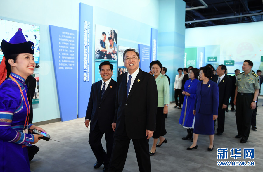 8月7日，中共中央政治局常委、全國政協(xié)主席、中央代表團(tuán)團(tuán)長俞正聲率代表團(tuán)全體成員來到內(nèi)蒙古展覽館，參觀《守望相助團(tuán)結(jié)奮斗&mdash;&mdash;慶祝內(nèi)蒙古自治區(qū)成立70周年展覽》。 新華社記者 張領(lǐng) 攝