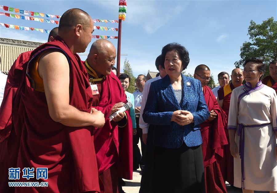 8月10日，中共中央政治局委員、中央統(tǒng)戰(zhàn)部部長(zhǎng)、中央代表團(tuán)副團(tuán)長(zhǎng)孫春蘭率中央代表團(tuán)三分團(tuán)繼續(xù)在內(nèi)蒙古自治區(qū)阿拉善盟看望慰問(wèn)，把以習(xí)近平同志為核心的黨中央的親切關(guān)懷和全國(guó)各族人民的美好祝福帶給阿拉善各族各界干部群眾。這是孫春蘭在佛教寺廟延福寺考察。新華社記者 任軍川 攝