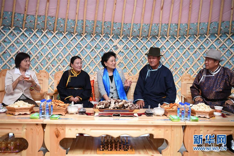 8月10日，中共中央政治局委員、國務院副總理、中央代表團副團長劉延東率中央代表團二分團來到呼倫貝爾，把以習近平同志為核心的黨中央的親切關(guān)懷和全國人民的美好祝福帶給當?shù)馗髯甯刹咳罕姟＿@是劉延東在呼倫貝爾市陳巴爾虎旗與當?shù)啬撩裼H切交談。新華社記者 連振 攝