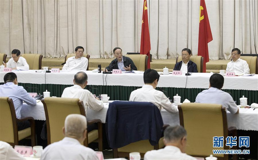 9月3日至5日，中共中央政治局常委、中央紀(jì)委書記、中央巡視工作領(lǐng)導(dǎo)小組組長(zhǎng)王岐山在湖南省調(diào)研并主持召開巡察工作座談會(huì)。這是9月4日，王岐山在長(zhǎng)沙主持召開巡察工作座談會(huì)。新華社記者 王曄 攝
