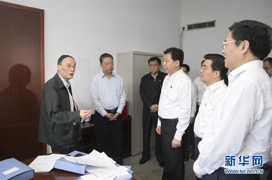 9月3日至5日，中共中央政治局常委、中央紀(jì)委書記、中央巡視工作領(lǐng)導(dǎo)小組組長(zhǎng)王岐山在湖南省調(diào)研并主持召開巡察工作座談會(huì)。這是9月4日，王岐山來到株洲市委巡察辦看望巡察干部。新華社記者 王曄 攝
