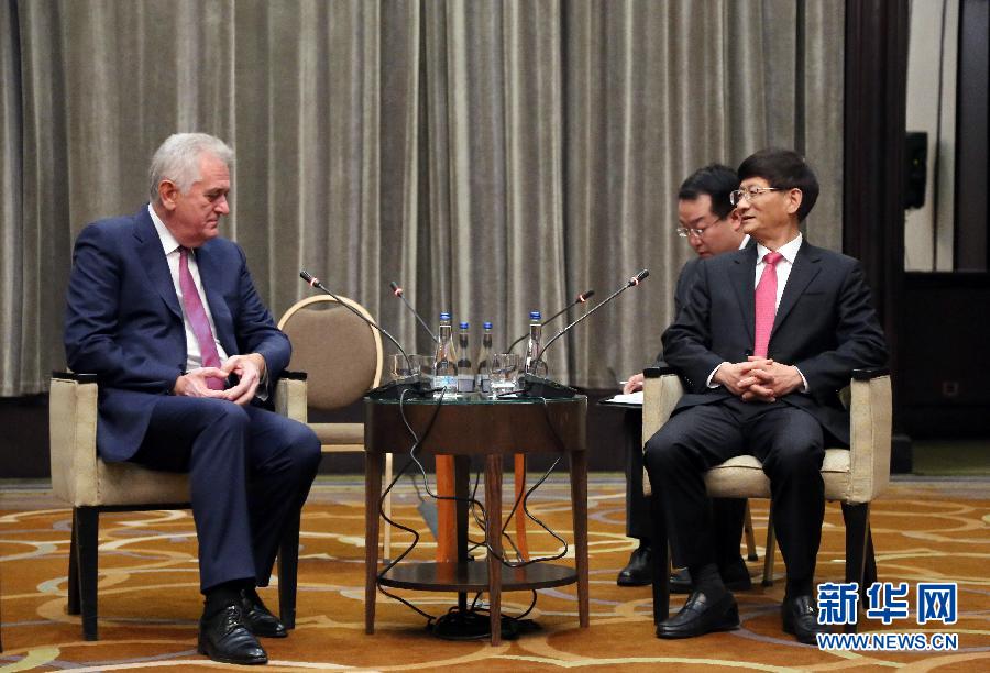 9月11日，在塞爾維亞首都貝爾格萊德，習(xí)近平主席特使、中共中央政治局委員、中央政法委書記孟建柱（右）會(huì)見塞爾維亞前總統(tǒng)尼科利奇（左）。新華社記者王慧娟攝