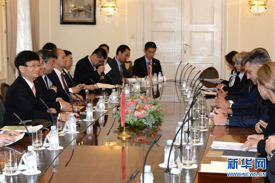 9月12日，克羅地亞總理普連科維奇（右二）在首都薩格勒布會見到訪的習近平主席特使、中共中央政治局委員、中央政法委書記孟建柱（左一）。新華社記者高磊攝