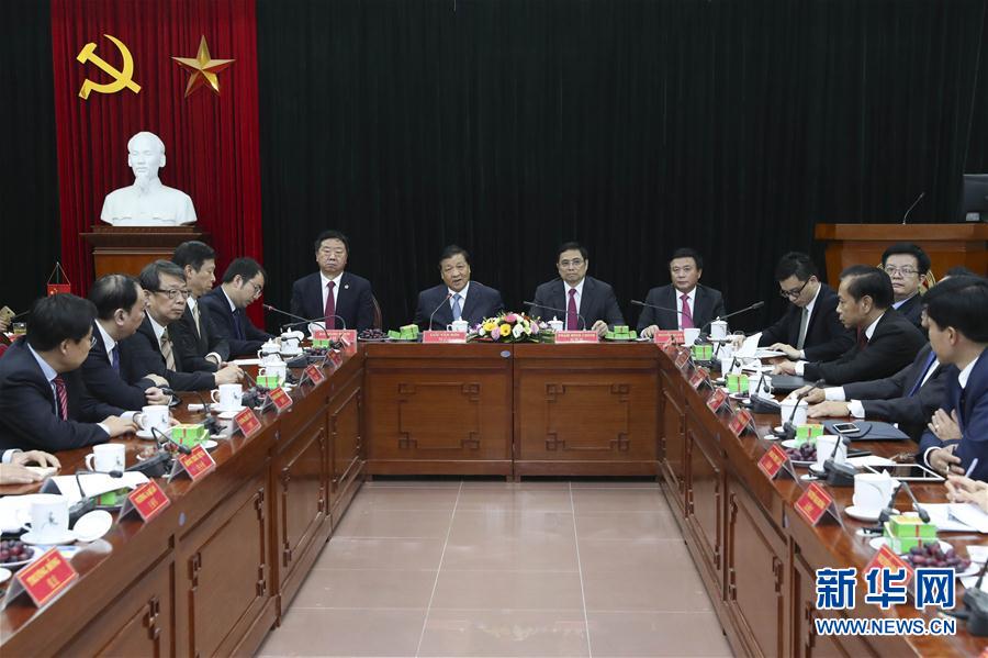 應(yīng)越南共產(chǎn)黨邀請，中共中央政治局常委、中央書記處書記劉云山9月18日至19日對越南進(jìn)行正式訪問。這是9月19日，劉云山在越共中央政治局委員范明政陪同下考察胡志明國家政治學(xué)院，并與曾赴華考察交流的越方學(xué)員代表進(jìn)行座談。 新華社記者龐興雷 攝