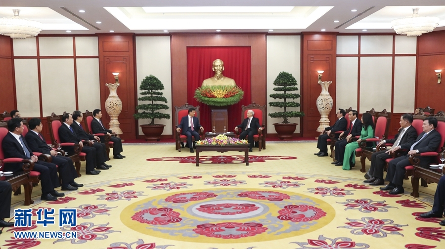 應(yīng)越南共產(chǎn)黨邀請，中共中央政治局常委、中央書記處書記劉云山9月18日至19日對越南進(jìn)行正式訪問。這是9月18日，劉云山在河內(nèi)會見越共中央總書記阮富仲。 新華社記者 龐興雷 攝