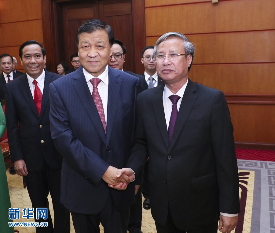 應(yīng)越南共產(chǎn)黨邀請，中共中央政治局常委、中央書記處書記劉云山9月18日至19日對越南進(jìn)行正式訪問。這是9月18日，劉云山在河內(nèi)與越共中央政治局委員陳國旺舉行會談。 新華社記者 龐興雷 攝