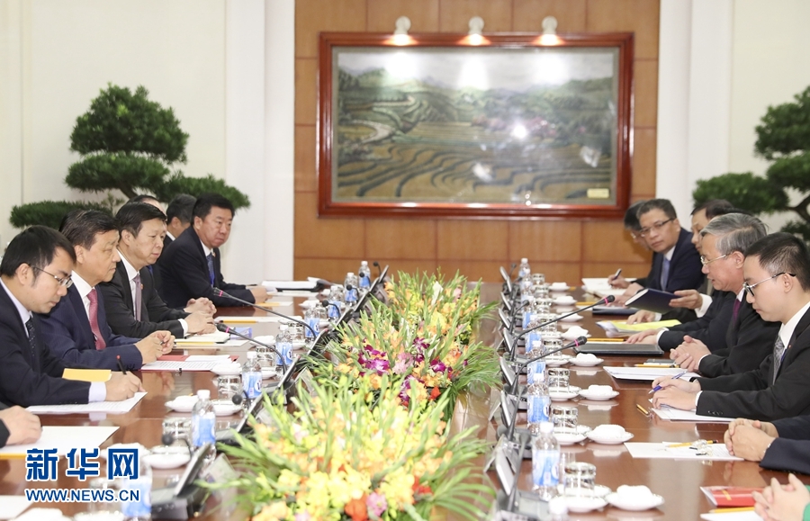 應(yīng)越南共產(chǎn)黨邀請，中共中央政治局常委、中央書記處書記劉云山9月18日至19日對越南進(jìn)行正式訪問。這是9月18日，劉云山在河內(nèi)與越共中央政治局委員陳國旺舉行會談。 新華社記者 丁林 攝